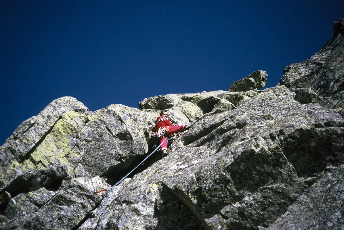 Gabriel Martín en el último largo de la vía Guirles-Marchal (V+) a la Torre de Villarejo, 1987.